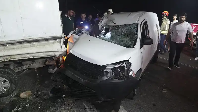 İstanbul'da Feci Kaza: Üç Kişi Yaralandı, Olay Yeri Adeta Kan Gölüne Döndü