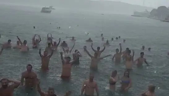 İstanbul Bebek'te Yağmura Rağmen Denize Girenler Göz Doldurdu!