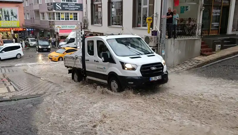 Son Dakika: 10 Dakika İçerisinde Gelen Sağanak Yağış İstanbul'u Vurdu!