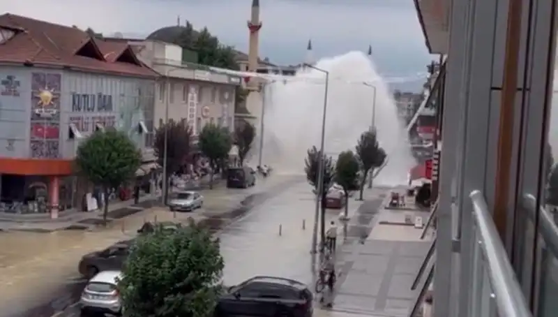İçme Suyu Borusu Patladı: Şehirde Gözalıcı Su Şelalesi Oluştu