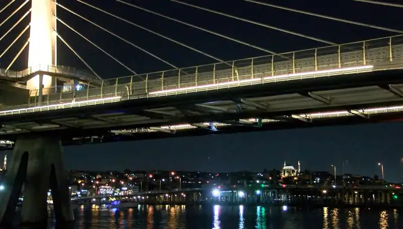 İstanbul’da Metro Köprüsünden Denize Düşen Kişi İçin Arama Kurtarma Çalışmaları Başlatıldı