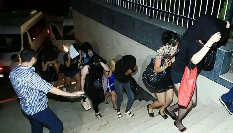 Düzce’de Fuhuş Operasyonunda 5 Zanlı Yakalandı: Detaylar Ortaya Çıktı