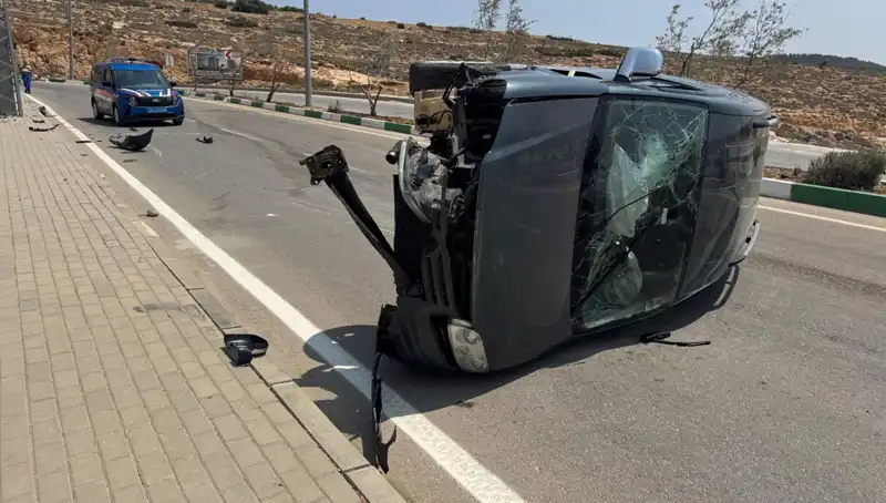 Kilis'te Ticari Araç Devrildi: 4 Kişi Yaralı, Kazanın Ayrıntıları Ortaya Çıktı