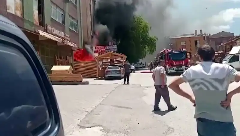Ankara'da İş Yerlerinde Yangın Çıktı: Can ve Mal Kaybı Endişesi