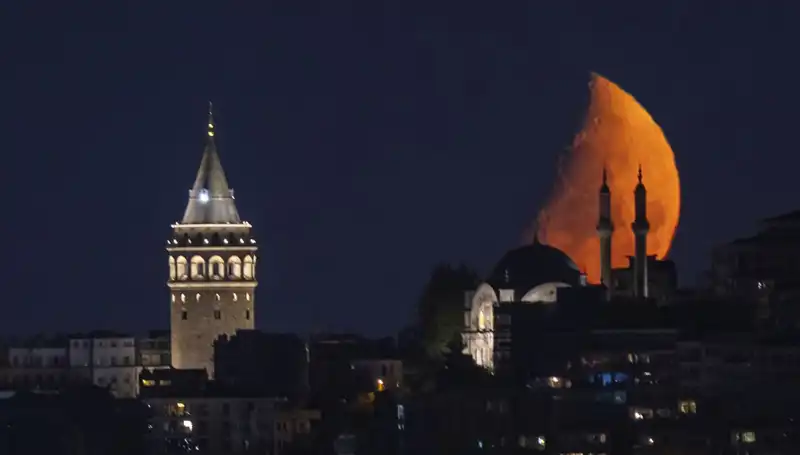 İstanbul'da Yarım Ay Geceyi Aydınlattı: Şehrin Tarihinde Eşsiz Bir An