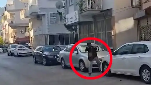 İzmir'de Silahlı Saldırı: Gerilim Dolu Anlar Güvenlik Kamerasında