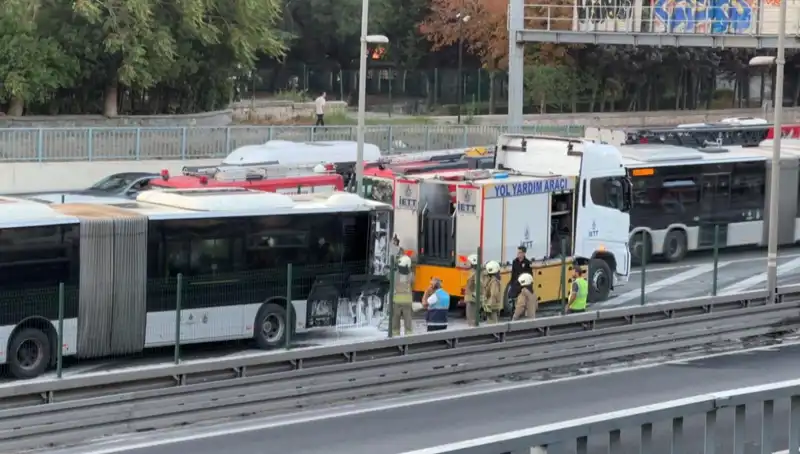 İstanbul'da Metrobüs Yangını: Trafik Kaosu ve Alevlerle Mücadele