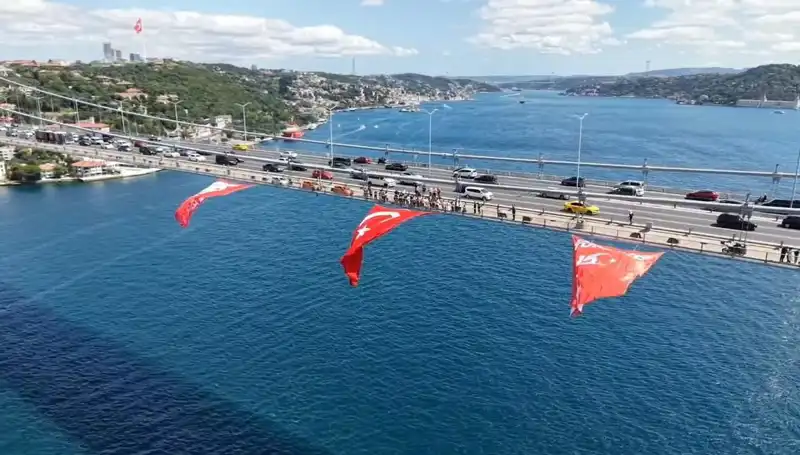 Huzur ve Birlik Mesajı: Dev Türk Bayrağı Köprüye Asıldı