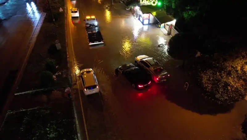 Adana'da Beklenmedik Sağanak Yağış: Cadde ve Sokaklar Sular Altında