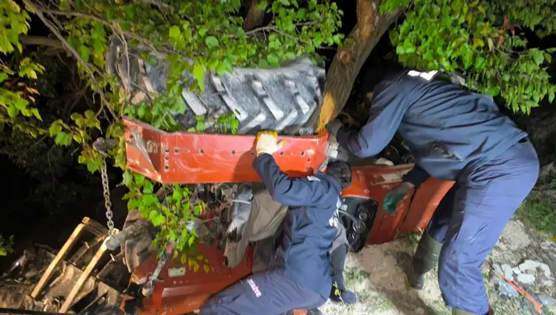 Kontrolden Çıkan Traktör Devrildi: Ne Korkunç Bir Kaza!