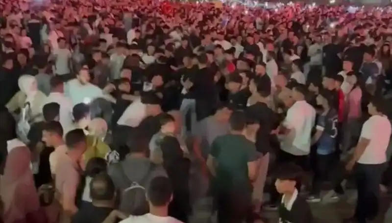 Bıçaklı Kavga Konserde Panik Yaratıyor: Üç Kişi Yaralandı
