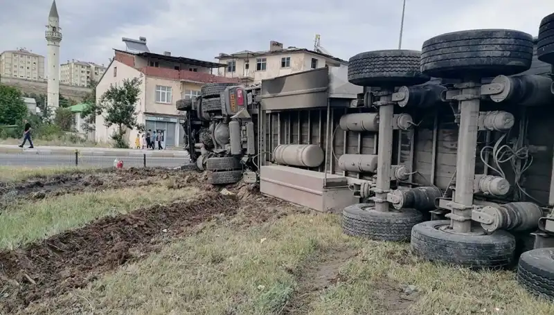 Freni Boşalan TIR Erzurum'da Korkunç Bir Kaza Yaptı