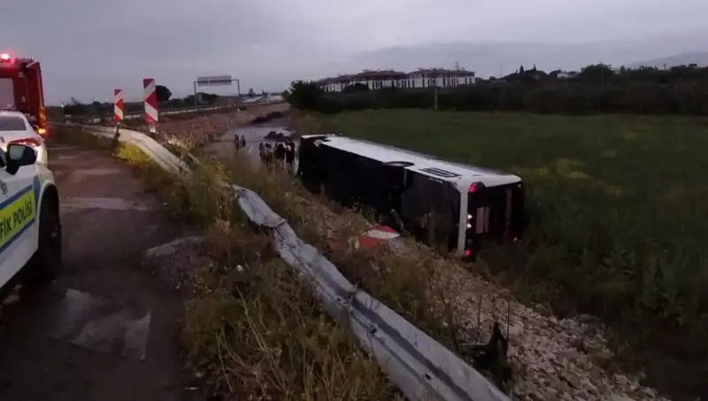 Manisa'da Yolcu Otobüsü Kazası: Sürücü ve Yolcular Hayat Mücadelesi Veriyor