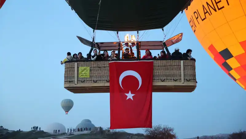Kapadokya'da 23 Nisan Coşkusu: Balonlar Gökyüzünde Türk Bayraklarıyla Uçtu