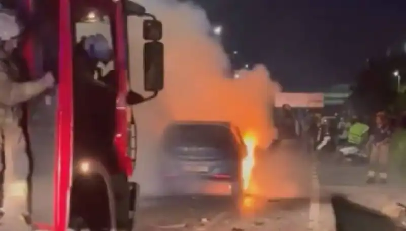 Otoyolda Dehşet Anları: Bariyerlere Çarpan Araç Alev Alev Yandı