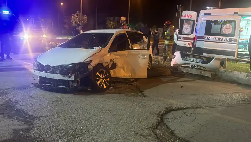 Pikap ve Otomobil Çarpıştı: Kaza Anında Asfalt Tam Bir Kaosa Dönüşüyor
