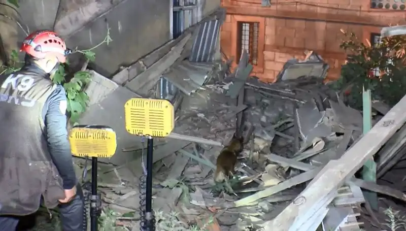 İstanbul'da Şok Edici Çöküş: Deprem Sonrası Bir Bina Yıkıldı