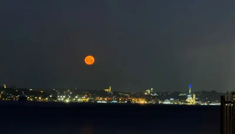 İstanbul'da Çilek Dolunayı'nın Büyüleyici Görüntüleri Göz Kamaştırdı