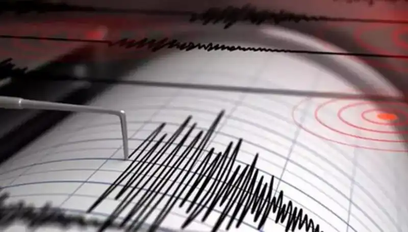 Ege'nin Saklambaç Oyunu: 4.1 Büyüklüğündeki Deprem Yaşamı Nasıl Etkiledi?