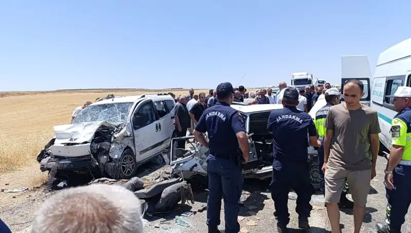 Otomobil ile Hafif Ticari Araç Çarpıştı: 4 Can Aldı, 1 Kişi Yaralandı