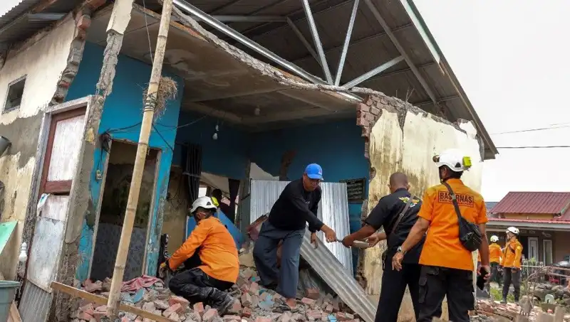 Endonezya’yı Sarsan Deprem: 5.7 Büyüklüğündeki Sarsıntı 8 Evi Yerle Bir Etti
