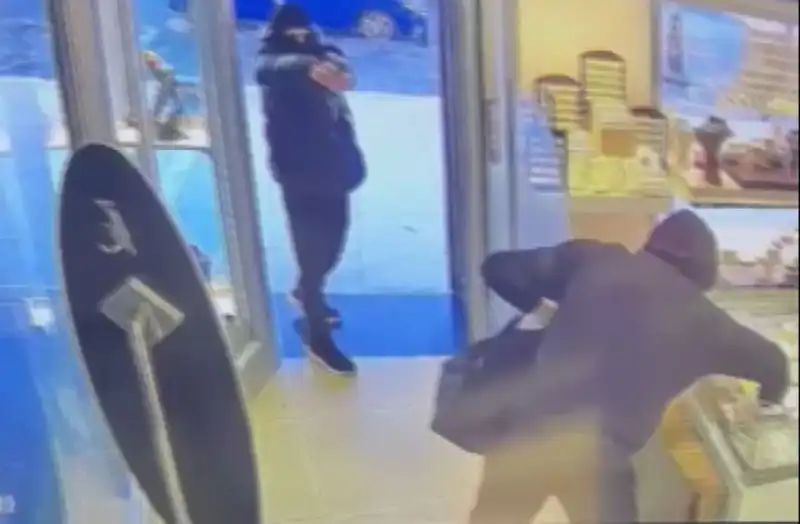 Ümraniye’deki Soygun Girişimi: Maskeli ve Silahlı Haydutlar Müşterileri Korkuttu