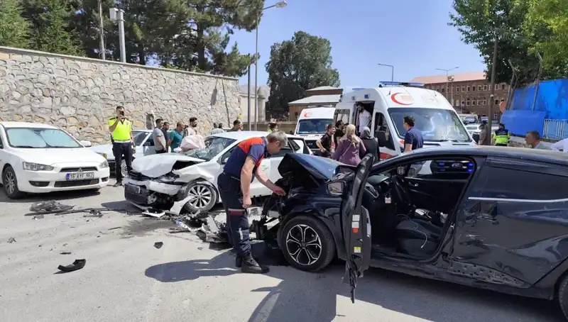 Bitlis’te Korkutan Trafik Kazası: 10 Yaralı Hastaneye Kaldırıldı!