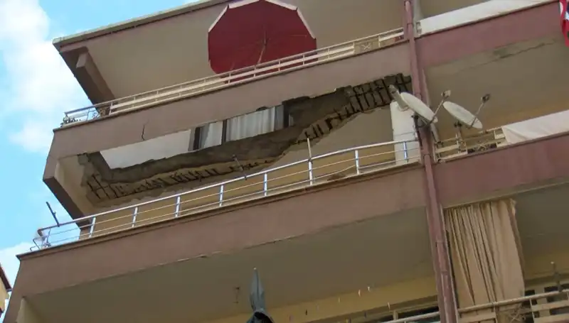 Güngören'de Korku Dolu Anlar: Beş Katlı Binanın Balkonu Aniden Çöktü