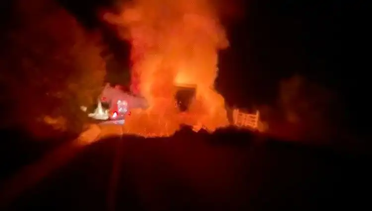 Seyir Halindeki Kamyonet Alev Alev Yanarak Son Dakikada Söndürüldü