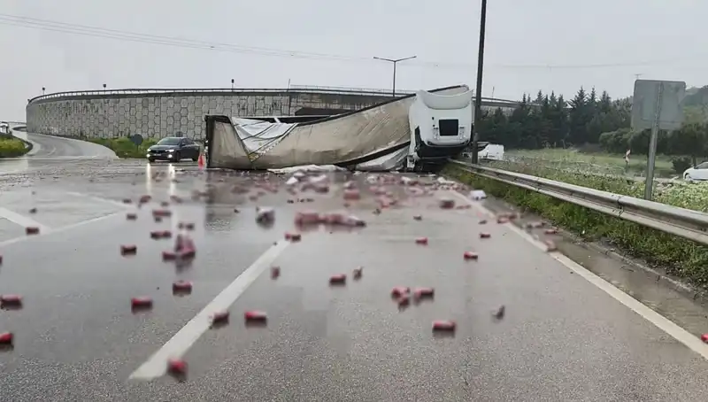TIR Devrildi, Yolda İçki Gözyaşları ve Şaşkınlık Yaşandı