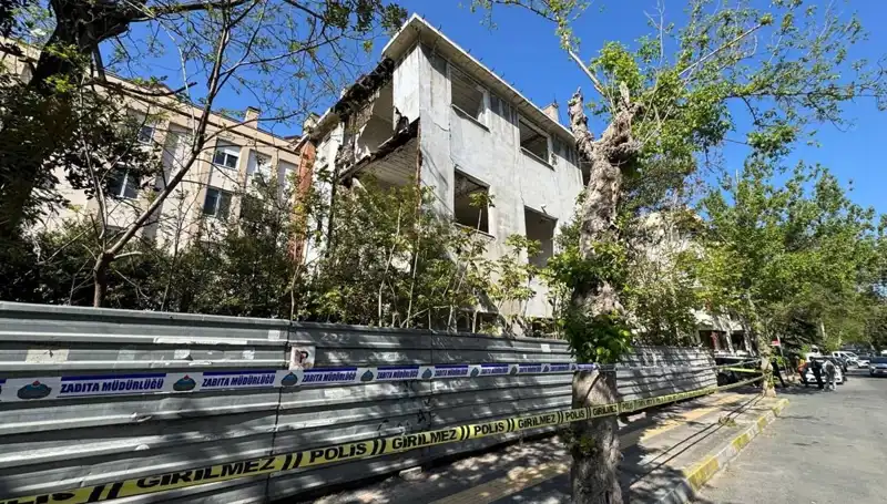 Bakırköy’de Metruk Bina Depremle Kısmen Çöktü, Endişe Yarattı