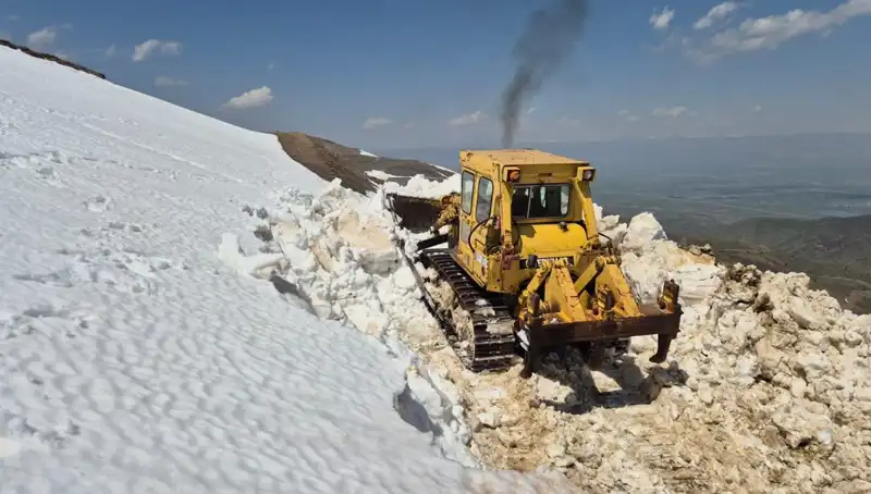 Nisan Ayında 2 Metreyi Bulan Kar, Yol Açma Çalışmalarını Zora Soktu!