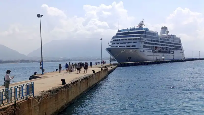 ABD'li Turistler Alanya'nın Güzelliklerini Keşfetmek İçin Kruvaziyerle Geldi