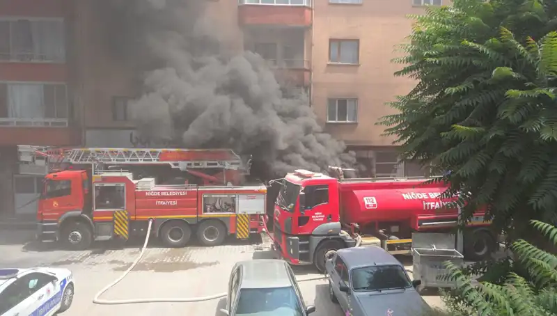 Niğde'de Beyaz Eşya Deposunda Korkutan Yangın Ortalığı Sarmaladı