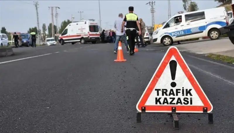Antalya'da Otomobil Kanala Devrildi: 2 Yaralı, Kazanın Ayrıntıları Ortaya Çıktı