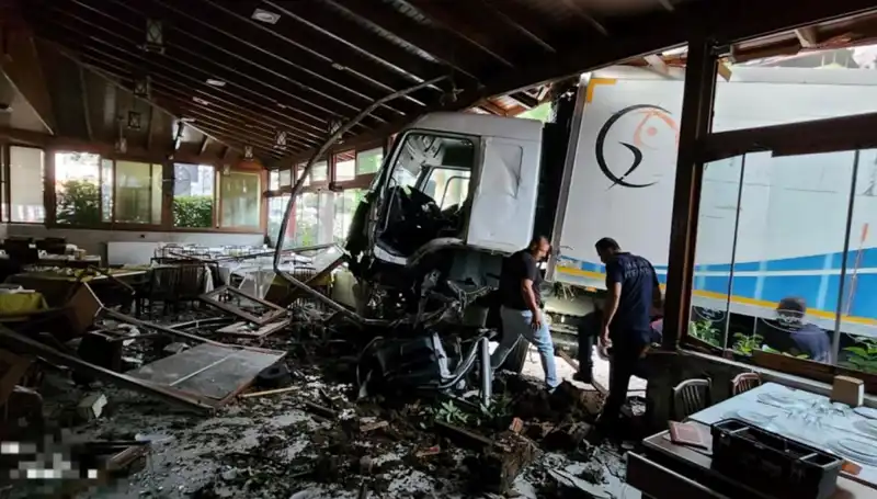 Freni Boşalan Kamyon, Popüler Restoranın Duvarını Aşarak İçeri Girdi!