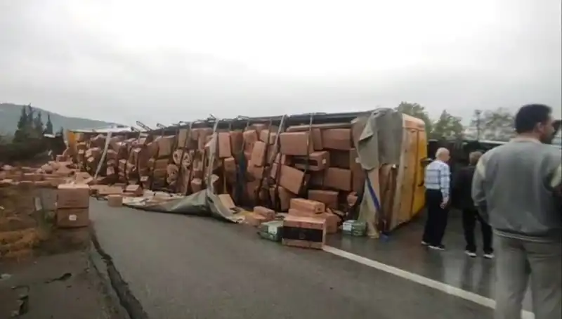 Ankara Yönünde TIR Kazası: TEM Otoyolu’nda Trafik Felç Oldu