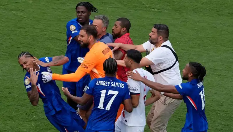Şok Eden An: Dev Finalde Teknik Direktörden Futbolcuya Yumruk!