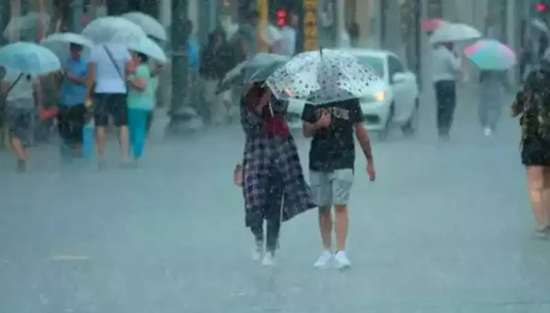 İstanbul'da Şiddetli Yağış, Yangın Bölgesinde Rüzgar Tehlikesi!
