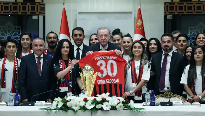 Yüksekovaspor Kadın Futbol Takımı Cumhurbaşkanı Erdoğan'ı Ziyaret Etti!