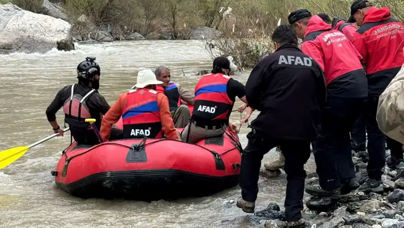 Zap Suyu Kenarında Mahsur Kalan Dört Kişiye Kurtarma Operasyonu