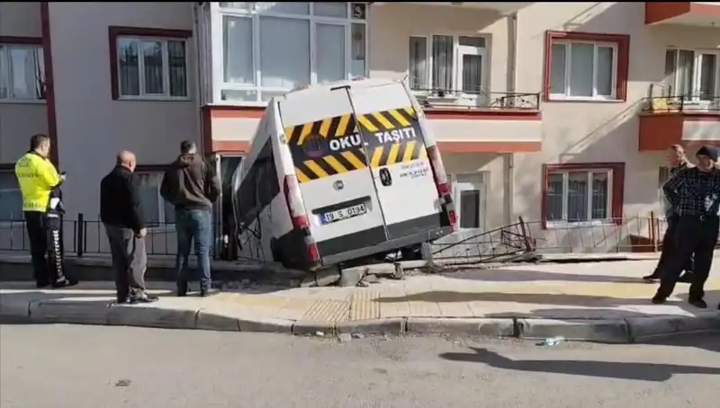 Okul Servisi Balkona Uçarak İki Öğrenciyi Yaraladı!