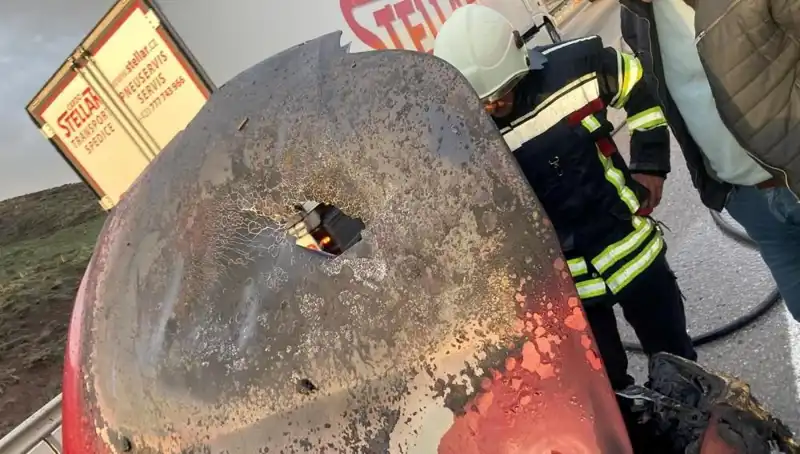 Seyir Halindeki Otomobilde Korkutan Yangın: Sürücü Ne Olacağını Gördü!